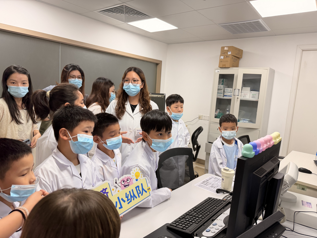 学生及家长参观神经监测